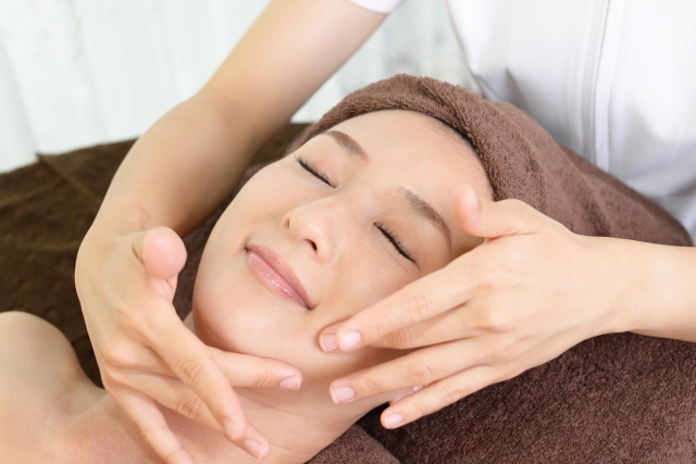 フェイシャル施術風景 - ハーブを使用した癒しのトリートメント